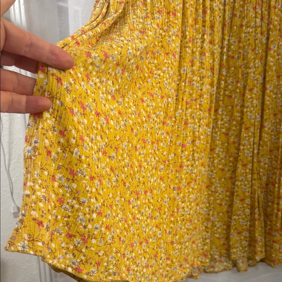 Easel Floral V-Neck Mini Dress in Yellow - Picture 4 of 5